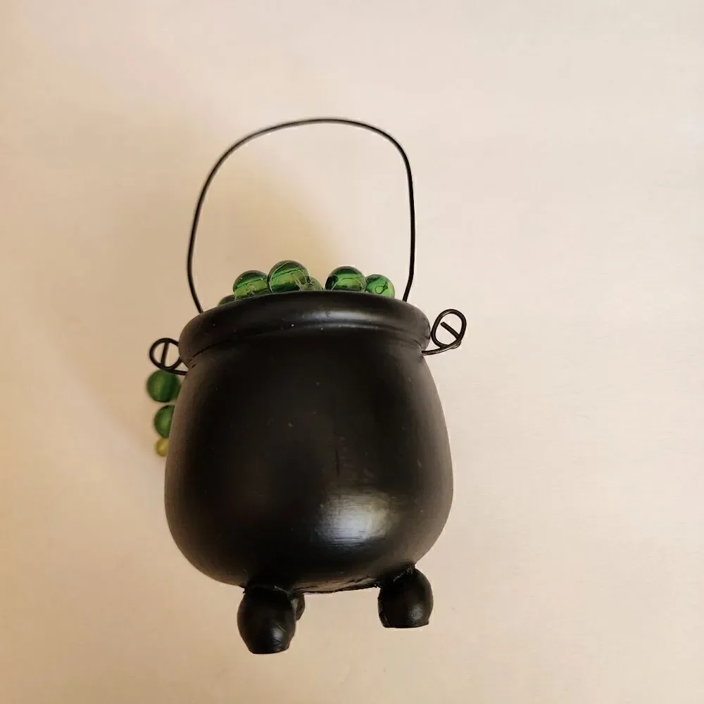 Halloween Wtitch and her Light Up Cauldron Figurenes